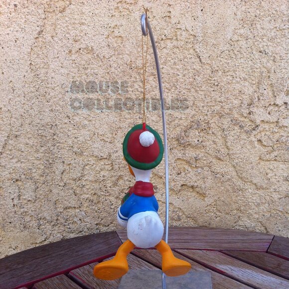 Vintage Walt Disney Donald Duck Ornament Present Christmas Holiday Winter Scarf - Picture 3 of 10